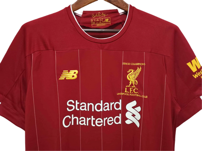 https://cdn.shopify.com/s/files/1/0826/7228/8075/files/20192020-liverpooi-standard-chartered-epl-champion-version-home-retro-kit-classickits433-595751.webp?v=1741197843
