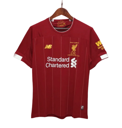 https://cdn.shopify.com/s/files/1/0826/7228/8075/files/20192020-liverpooi-standard-chartered-epl-champion-version-home-retro-kit-classickits433-687592.webp?v=1741197841