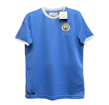 https://cdn.shopify.com/s/files/1/0826/7228/8075/files/20192020-manchester-city-125th-anniversary-retro-kit-fan-version-classickits433-183224.webp?v=1741197996