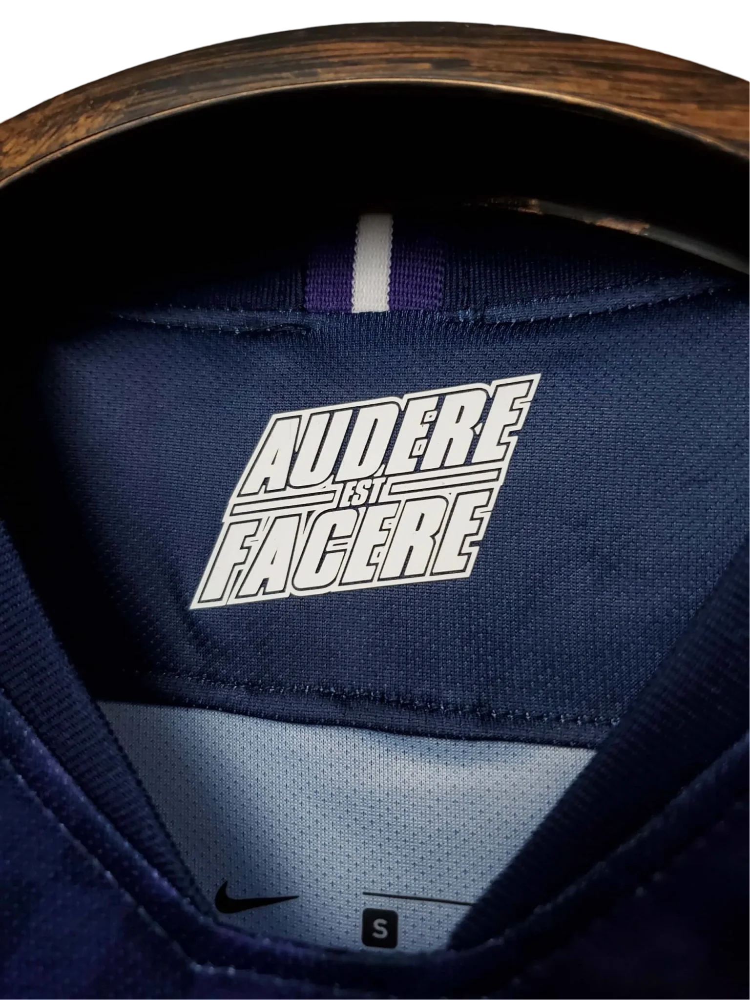 https://cdn.shopify.com/s/files/1/0826/7228/8075/files/20192020-tottenham-hotspur-aia-away-retro-kit-classickits433-307144.webp?v=1741198000