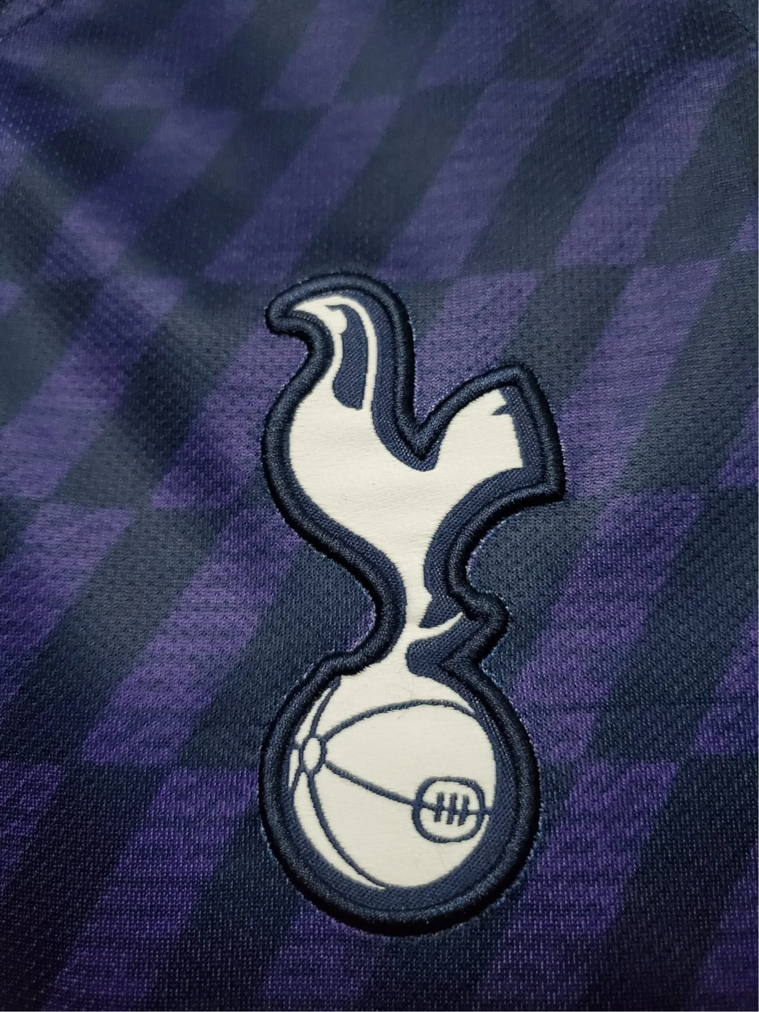 https://cdn.shopify.com/s/files/1/0826/7228/8075/files/20192020-tottenham-hotspur-aia-away-retro-kit-classickits433-584118.webp?v=1741198002