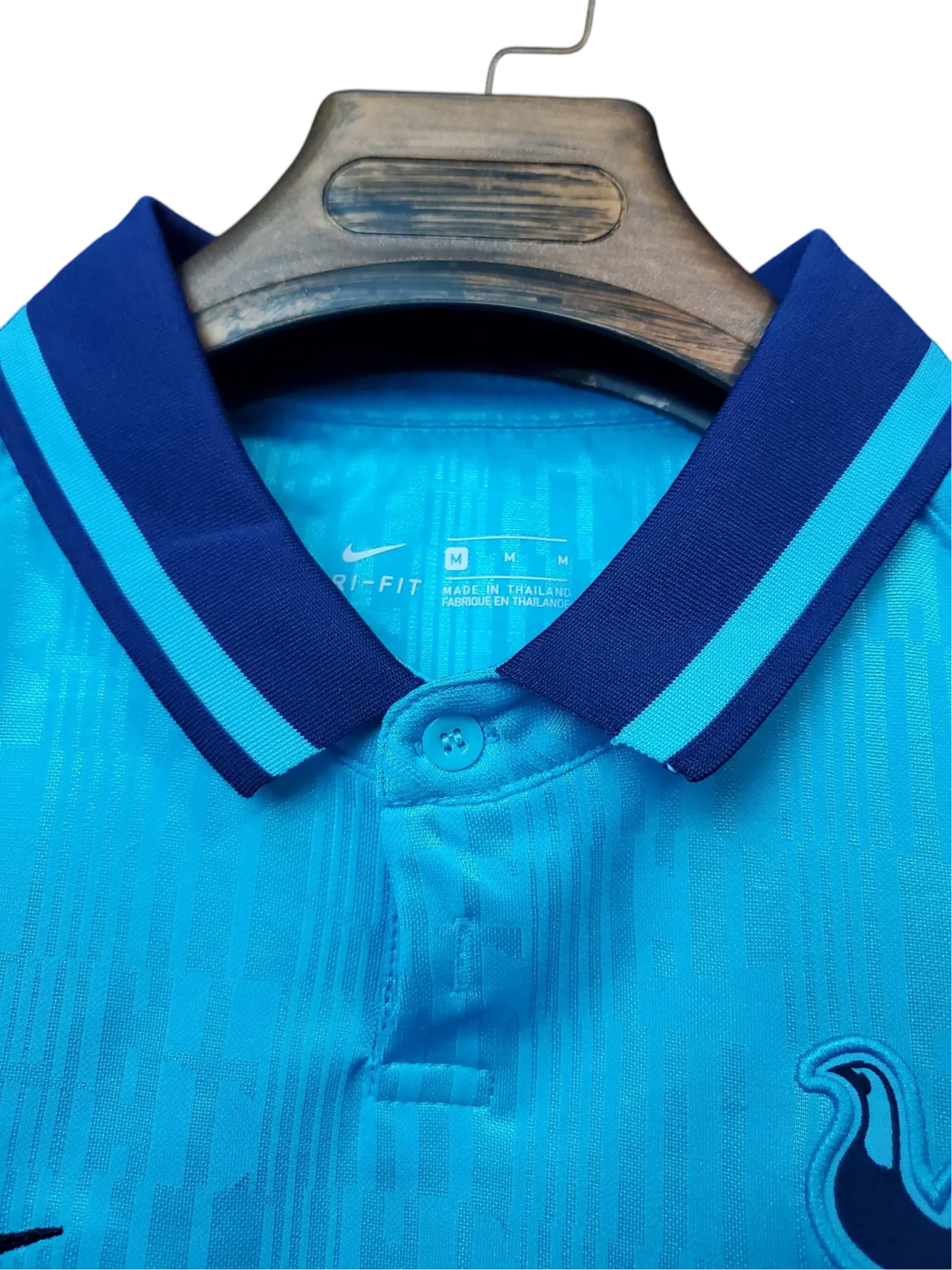 https://cdn.shopify.com/s/files/1/0826/7228/8075/files/20192020-tottenham-hotspur-aia-blue-third-retro-kit-classickits433-215429.webp?v=1741198020