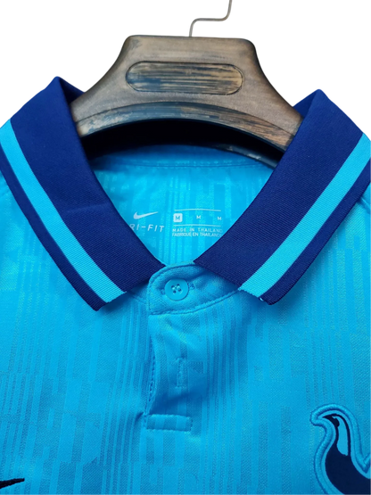 https://cdn.shopify.com/s/files/1/0826/7228/8075/files/20192020-tottenham-hotspur-aia-blue-third-retro-kit-classickits433-215429.webp?v=1741198020