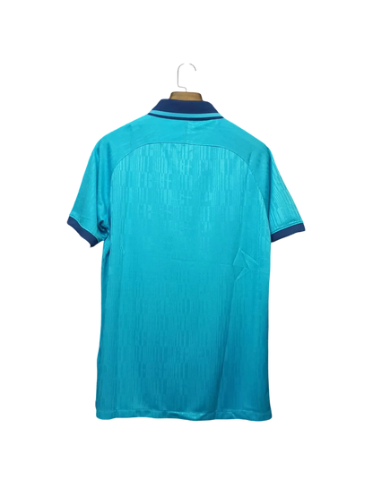 https://cdn.shopify.com/s/files/1/0826/7228/8075/files/20192020-tottenham-hotspur-aia-blue-third-retro-kit-classickits433-366965.webp?v=1741198017