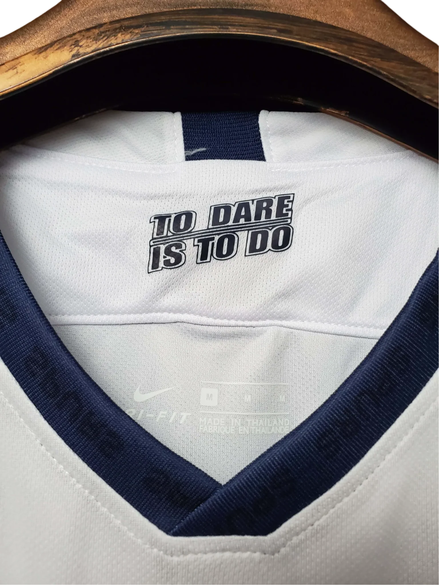 https://cdn.shopify.com/s/files/1/0826/7228/8075/files/20192020-tottenham-hotspur-aia-home-retro-kit-classickits433-812025.webp?v=1741198011