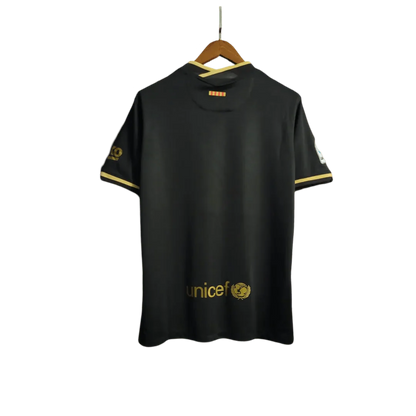 https://cdn.shopify.com/s/files/1/0826/7228/8075/files/20202021-fc-barcelona-rokuten-third-away-retro-kit-classickits433-377063.webp?v=1741197555