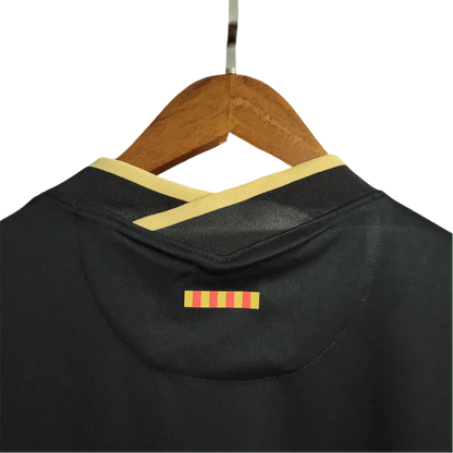 https://cdn.shopify.com/s/files/1/0826/7228/8075/files/20202021-fc-barcelona-rokuten-third-away-retro-kit-classickits433-604091.webp?v=1741197603