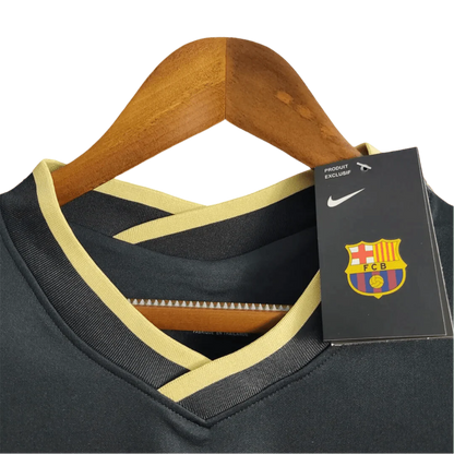 https://cdn.shopify.com/s/files/1/0826/7228/8075/files/20202021-fc-barcelona-rokuten-third-away-retro-kit-classickits433-832901.webp?v=1741197558