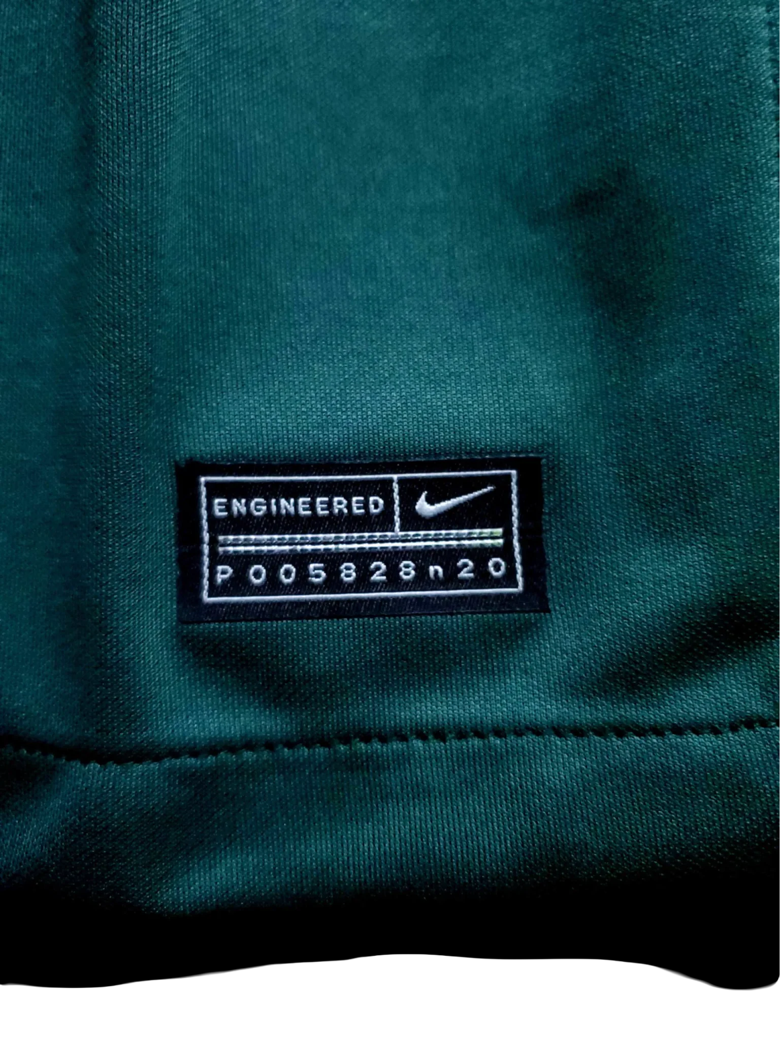 https://cdn.shopify.com/s/files/1/0826/7228/8075/files/20202021-tottenham-hotspur-aia-green-away-retro-kit-classickits433-538574.webp?v=1741198003