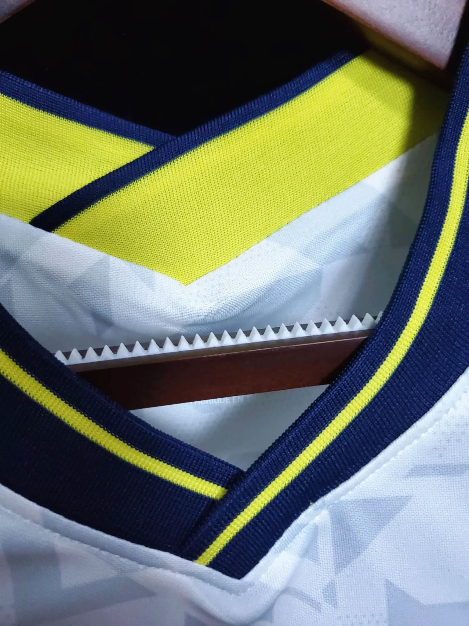 https://cdn.shopify.com/s/files/1/0826/7228/8075/files/20202021-tottenham-hotspur-aia-home-retro-kit-classickits433-434870.webp?v=1741198005
