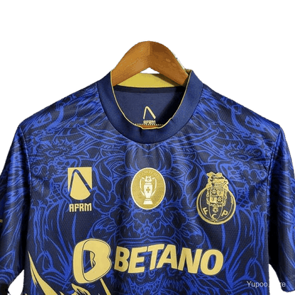 https://cdn.shopify.com/s/files/1/0826/7228/8075/files/20222023-fc-porto-betano-jersey-special-edition-462005.png?v=1747190382