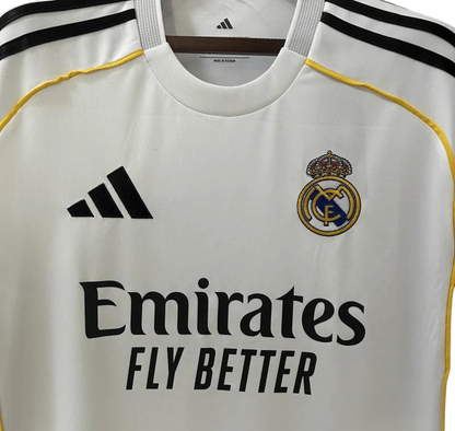 https://cdn.shopify.com/s/files/1/0826/7228/8075/files/20252026-real-madrid-emirates-fly-home-jersey-163845.webp?v=1749605801