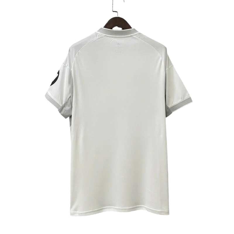https://cdn.shopify.com/s/files/1/0826/7228/8075/files/20252026-real-madrid-emirates-fly-home-jersey-623588.webp?v=1749605800