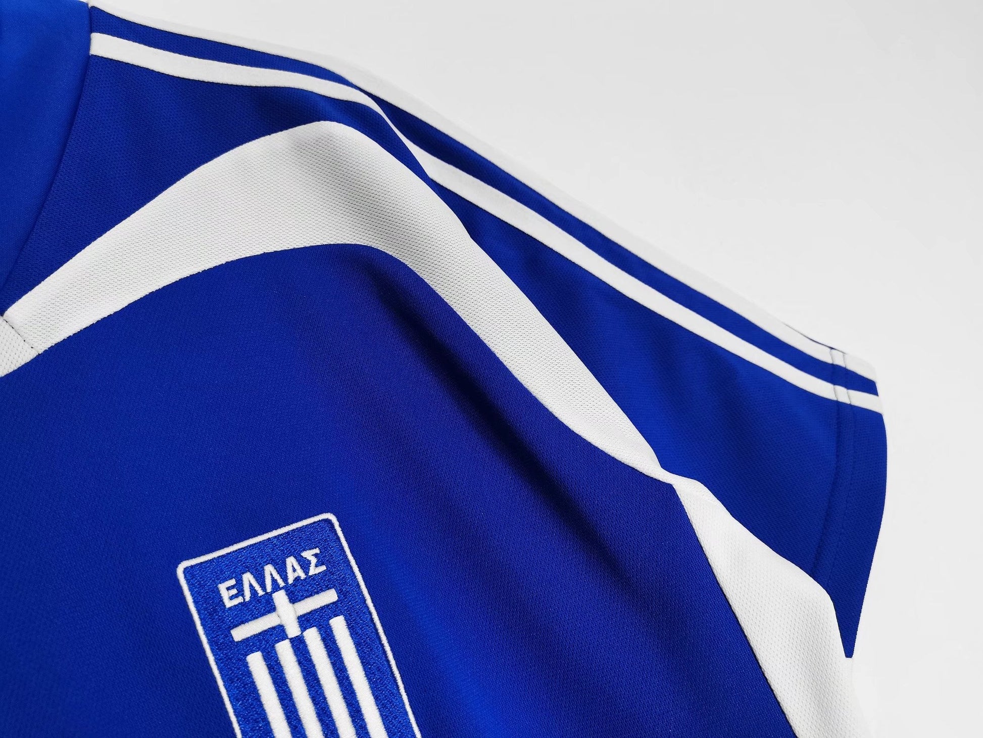 https://cdn.shopify.com/s/files/1/0891/1768/8155/files/GreeceHomeShirt2004-detail.jpg?v=1741964980