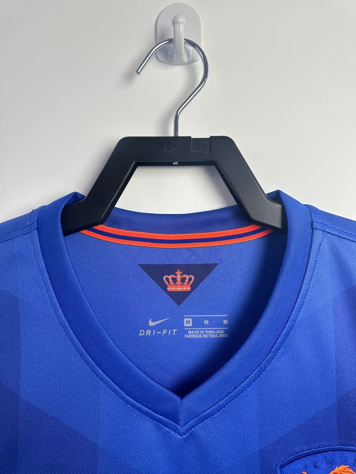 https://cdn.shopify.com/s/files/1/0891/1768/8155/files/NetherlandsAwayShirt-2014-detail.jpg?v=1742572806