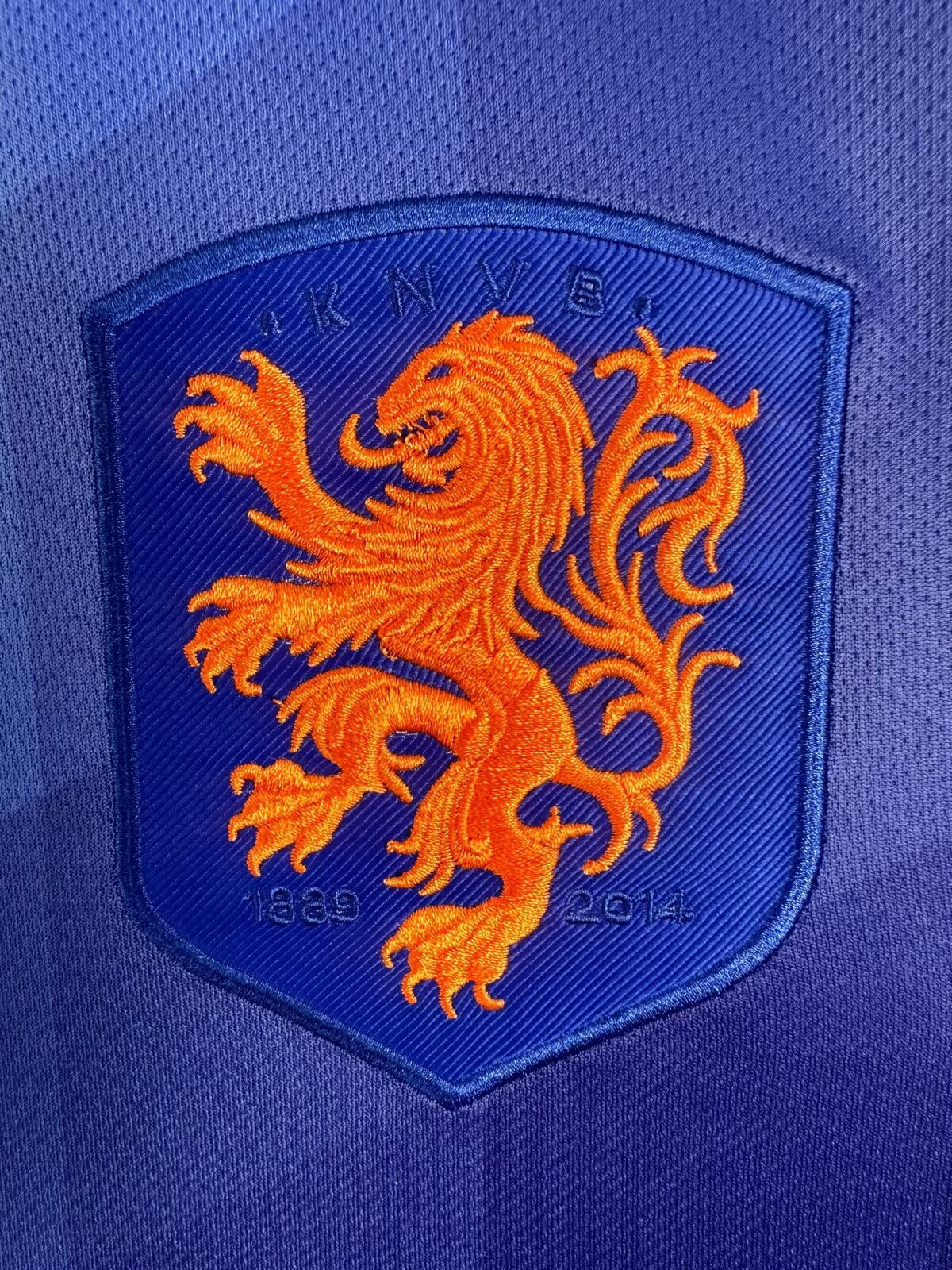 https://cdn.shopify.com/s/files/1/0891/1768/8155/files/NetherlandsAwayShirt-2014-logo.jpg?v=1742572806