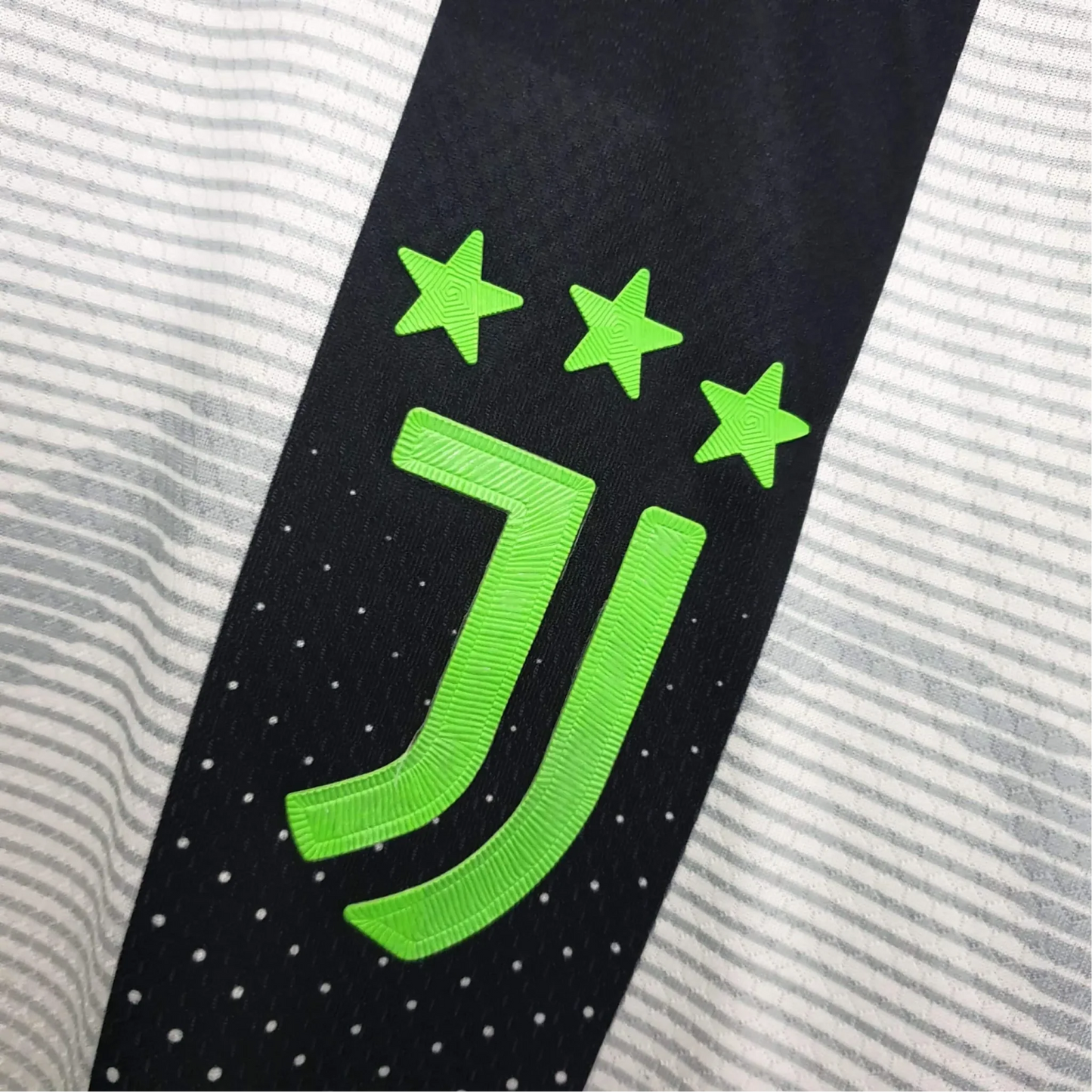 https://cdn.shopify.com/s/files/1/0826/7228/8075/files/juventus-palace-jeep-special-version-598454.webp?v=1741197276