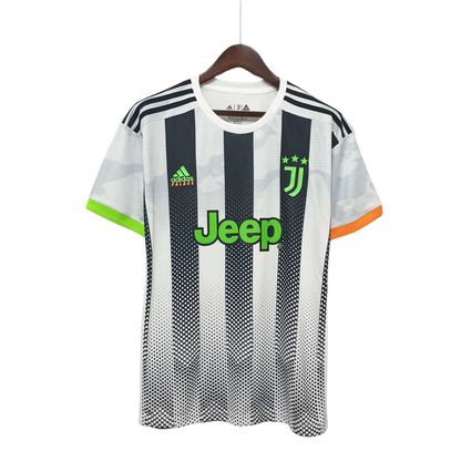https://cdn.shopify.com/s/files/1/0826/7228/8075/files/juventus-palace-jeep-special-version-658869.webp?v=1741197275