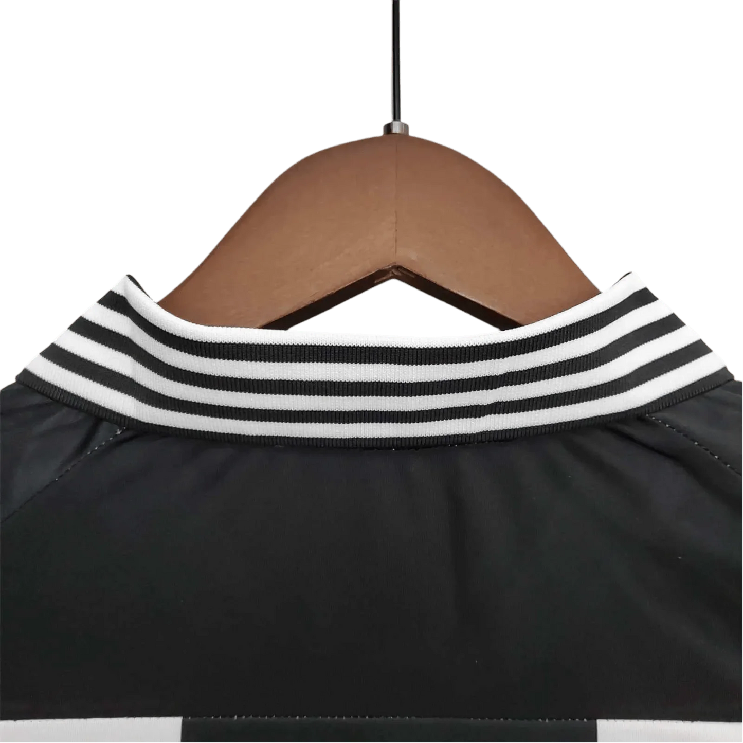 https://cdn.shopify.com/s/files/1/0826/7228/8075/files/newcastle-utd-commemorative-edition-black-white-retro-kit-classickits433-126831.webp?v=1741197835