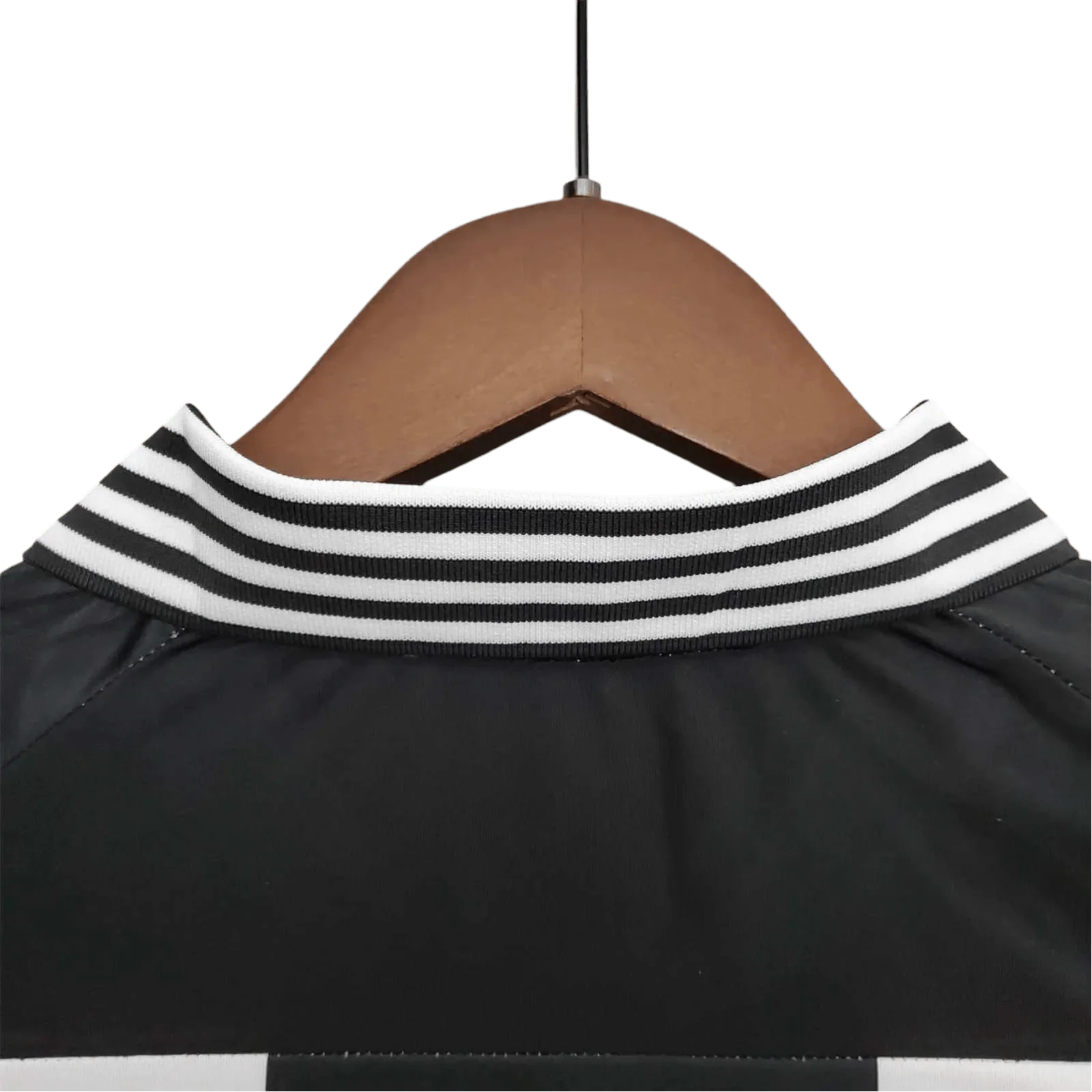 https://cdn.shopify.com/s/files/1/0826/7228/8075/files/newcastle-utd-commemorative-edition-black-white-retro-kit-classickits433-126831.webp?v=1741197835