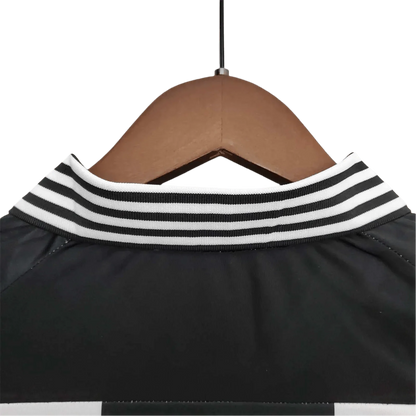 https://cdn.shopify.com/s/files/1/0826/7228/8075/files/newcastle-utd-commemorative-edition-black-white-retro-kit-classickits433-126831.webp?v=1741197835