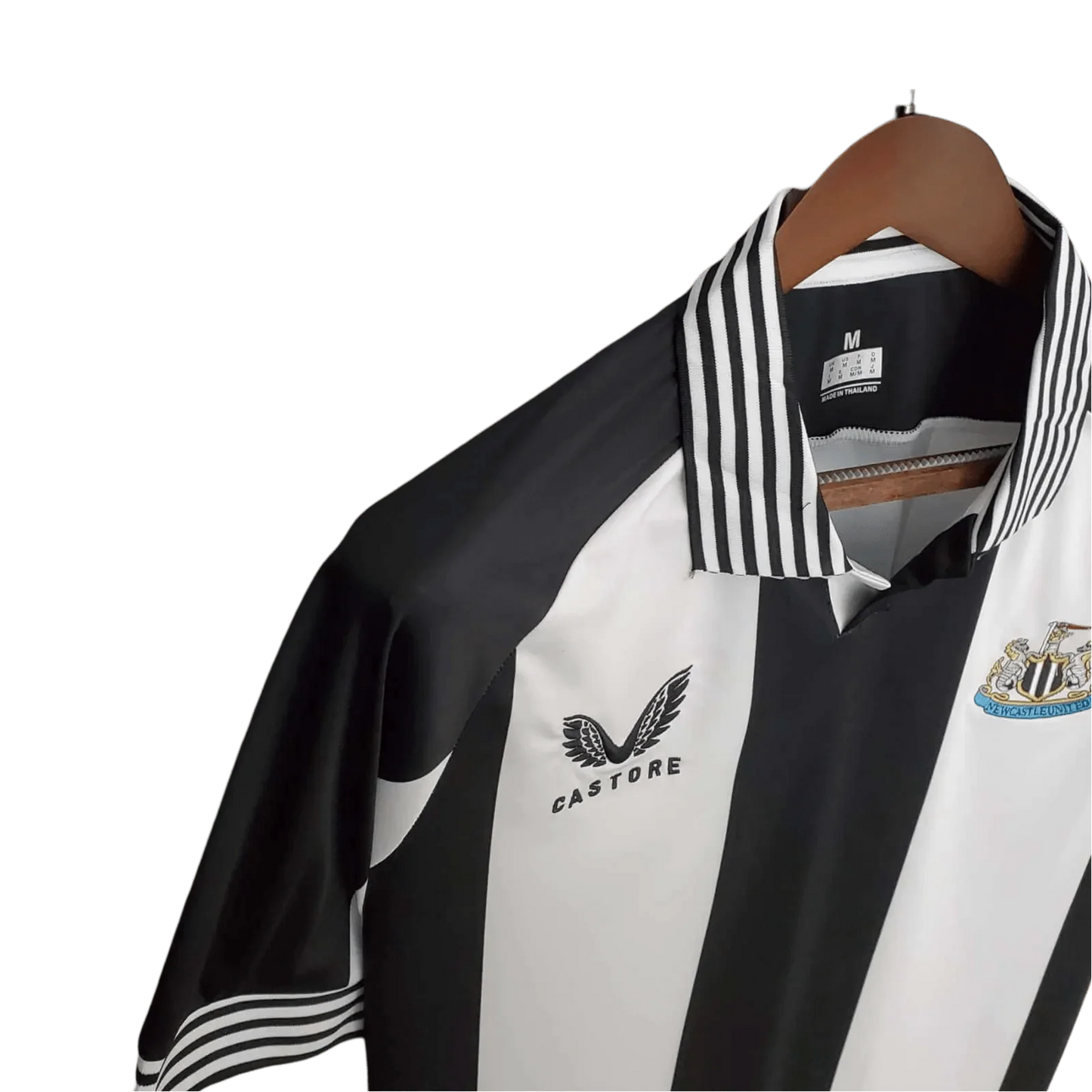 https://cdn.shopify.com/s/files/1/0826/7228/8075/files/newcastle-utd-commemorative-edition-black-white-retro-kit-classickits433-133849.webp?v=1741197833