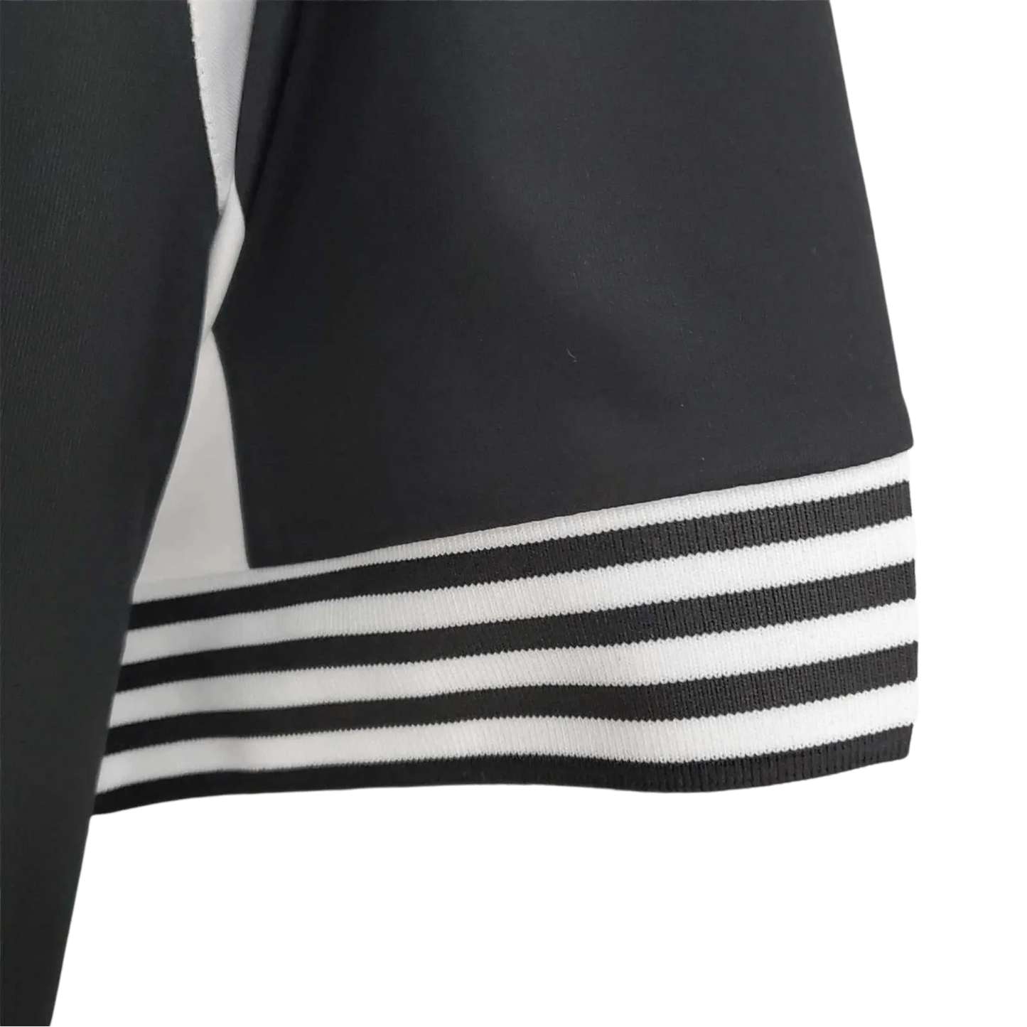 https://cdn.shopify.com/s/files/1/0826/7228/8075/files/newcastle-utd-commemorative-edition-black-white-retro-kit-classickits433-161462.webp?v=1741197834