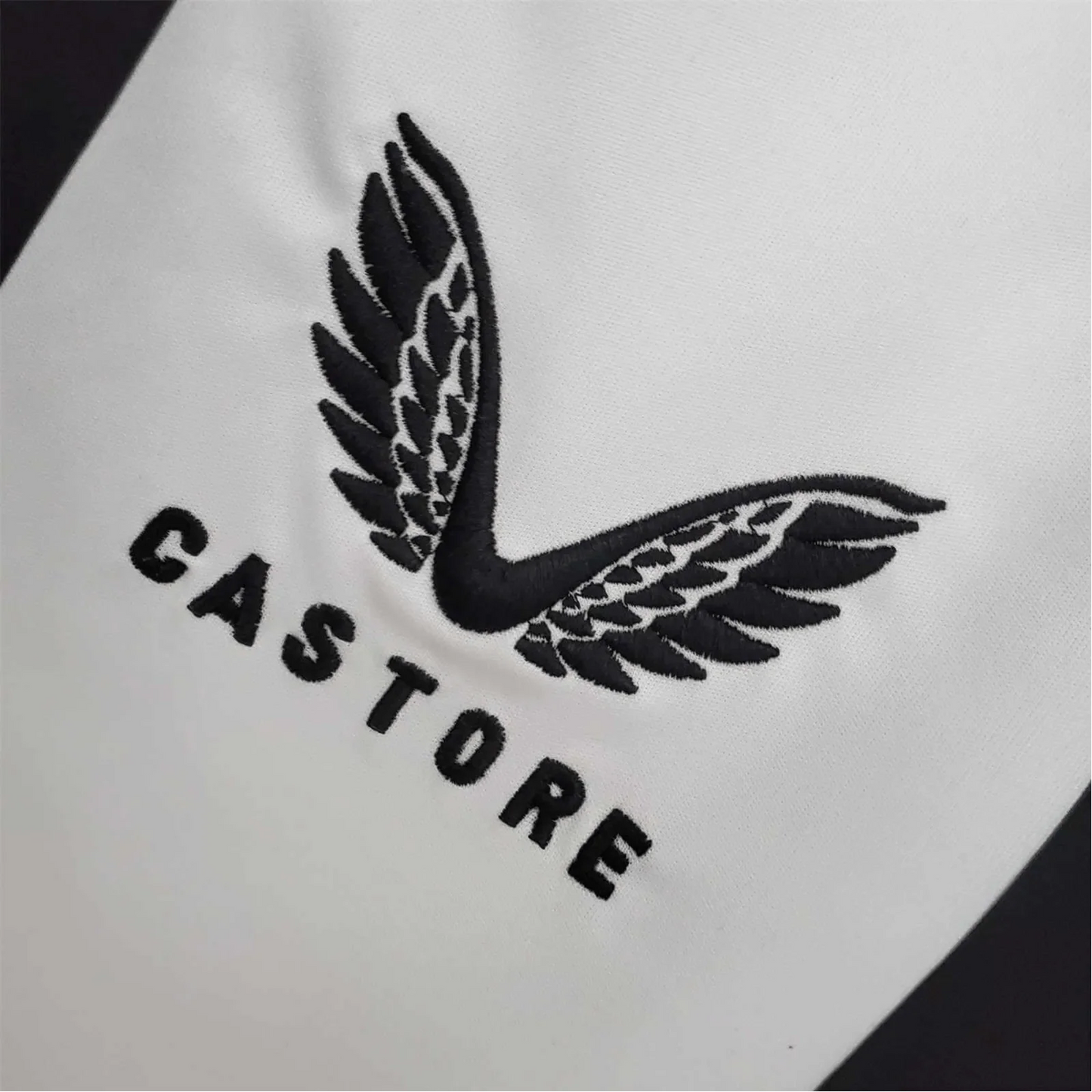 https://cdn.shopify.com/s/files/1/0826/7228/8075/files/newcastle-utd-commemorative-edition-black-white-retro-kit-classickits433-177798.webp?v=1741197833
