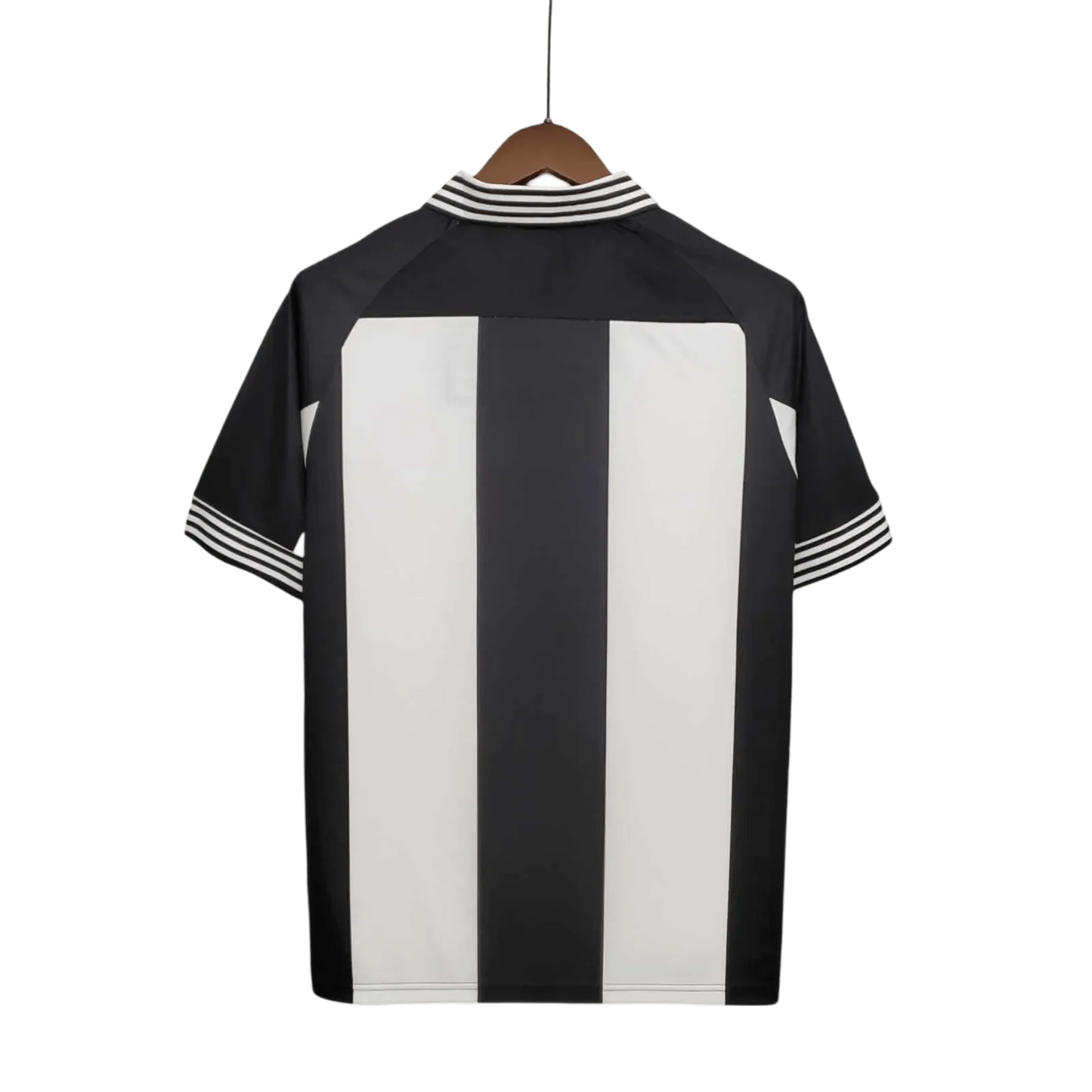 https://cdn.shopify.com/s/files/1/0826/7228/8075/files/newcastle-utd-commemorative-edition-black-white-retro-kit-classickits433-511706.webp?v=1741197835
