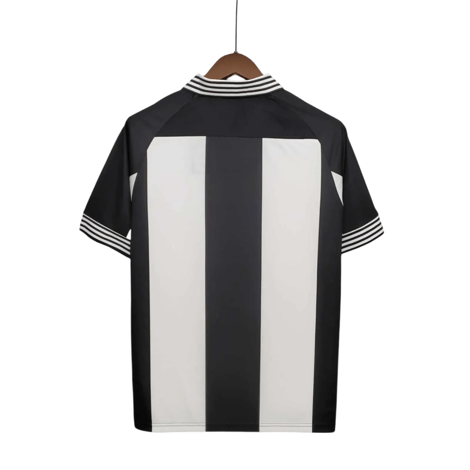 https://cdn.shopify.com/s/files/1/0826/7228/8075/files/newcastle-utd-commemorative-edition-black-white-retro-kit-classickits433-511706.webp?v=1741197835