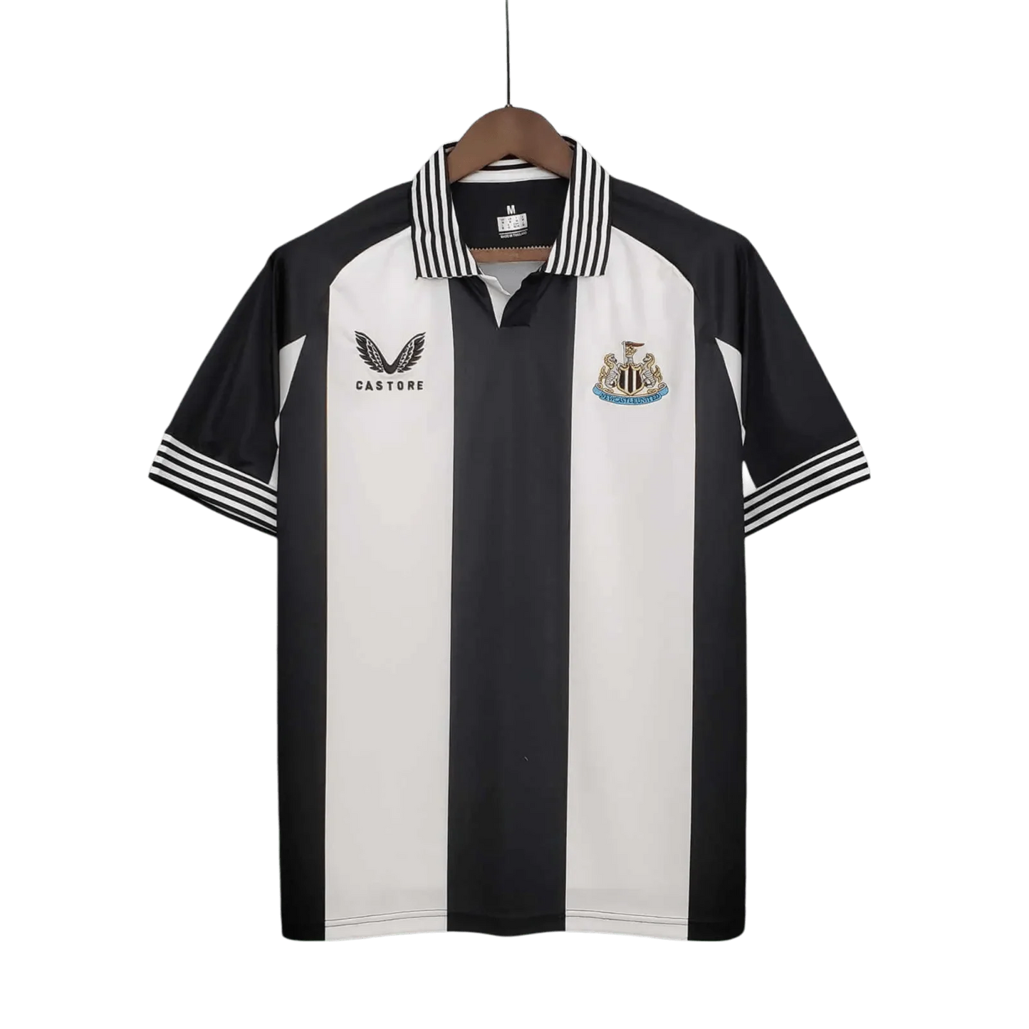 https://cdn.shopify.com/s/files/1/0826/7228/8075/files/newcastle-utd-commemorative-edition-black-white-retro-kit-classickits433-591403.webp?v=1741197834