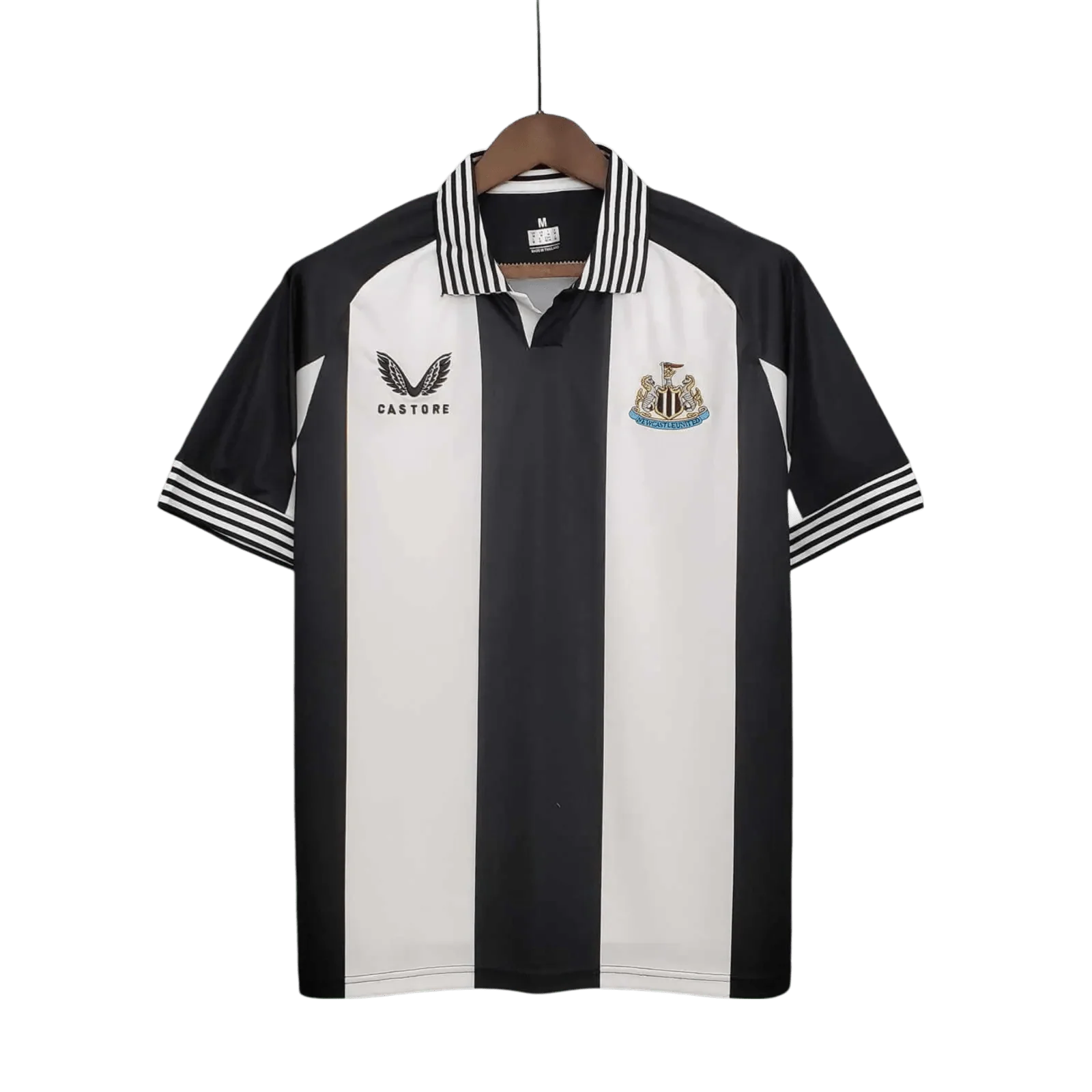 https://cdn.shopify.com/s/files/1/0826/7228/8075/files/newcastle-utd-commemorative-edition-black-white-retro-kit-classickits433-591403.webp?v=1741197834