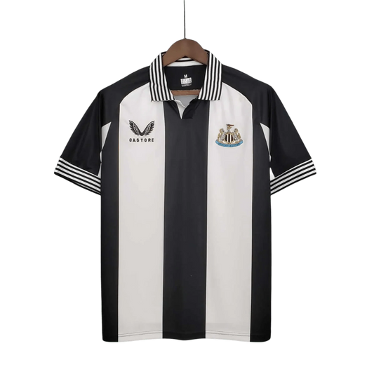 https://cdn.shopify.com/s/files/1/0826/7228/8075/files/newcastle-utd-commemorative-edition-black-white-retro-kit-classickits433-591403.webp?v=1741197834