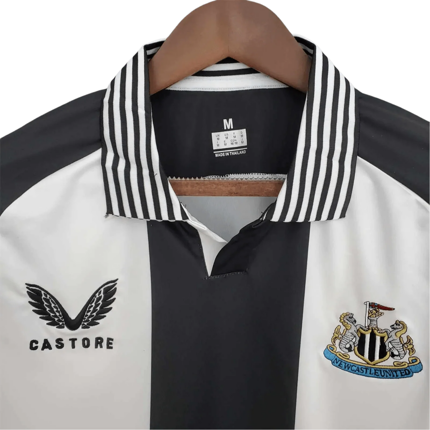 https://cdn.shopify.com/s/files/1/0826/7228/8075/files/newcastle-utd-commemorative-edition-black-white-retro-kit-classickits433-653019.webp?v=1741197835