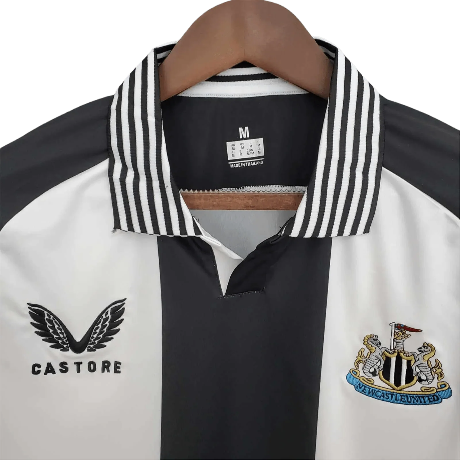 https://cdn.shopify.com/s/files/1/0826/7228/8075/files/newcastle-utd-commemorative-edition-black-white-retro-kit-classickits433-653019.webp?v=1741197835