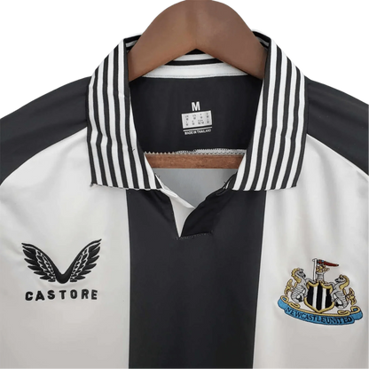 https://cdn.shopify.com/s/files/1/0826/7228/8075/files/newcastle-utd-commemorative-edition-black-white-retro-kit-classickits433-653019.webp?v=1741197835